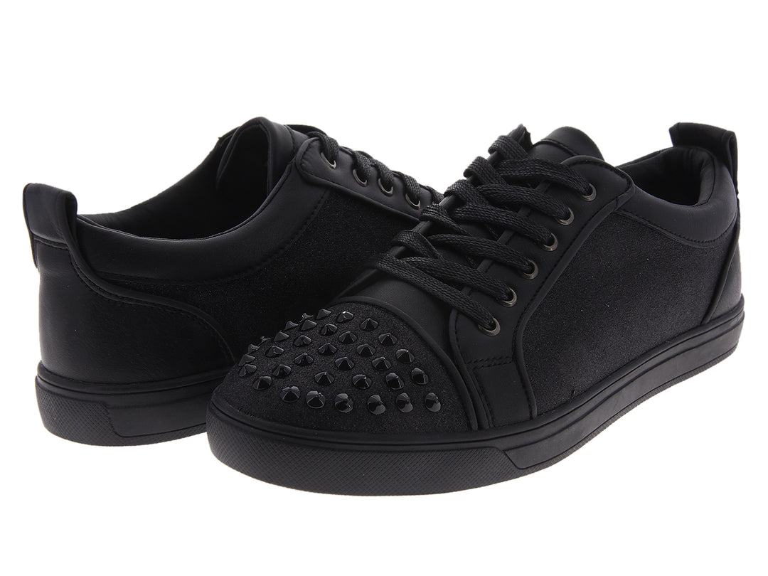 Par de tenis negros con detalles de estoperoles en la parte frontal.