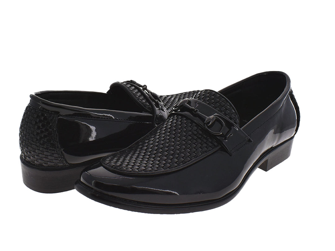 Par de zapatos mocasines color negro con acabado brillante y detalle tejido en la parte superior.