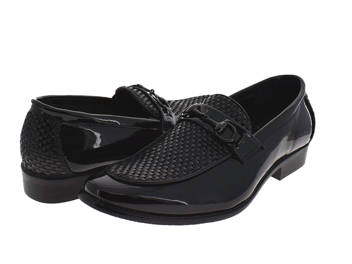 Par de zapatos mocasines color negro con acabado brillante y detalle tejido en la parte superior.