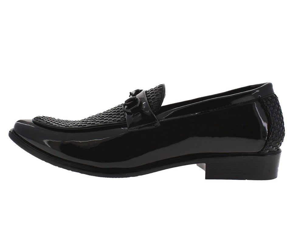 Par de zapatos mocasines color negro con acabado brillante y detalle tejido en la parte superior.