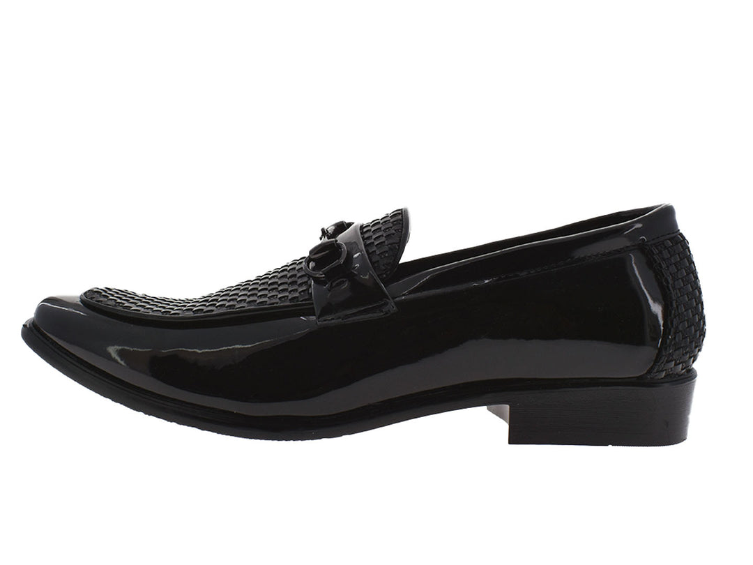 Par de zapatos mocasines color negro con acabado brillante y detalle tejido en la parte superior.