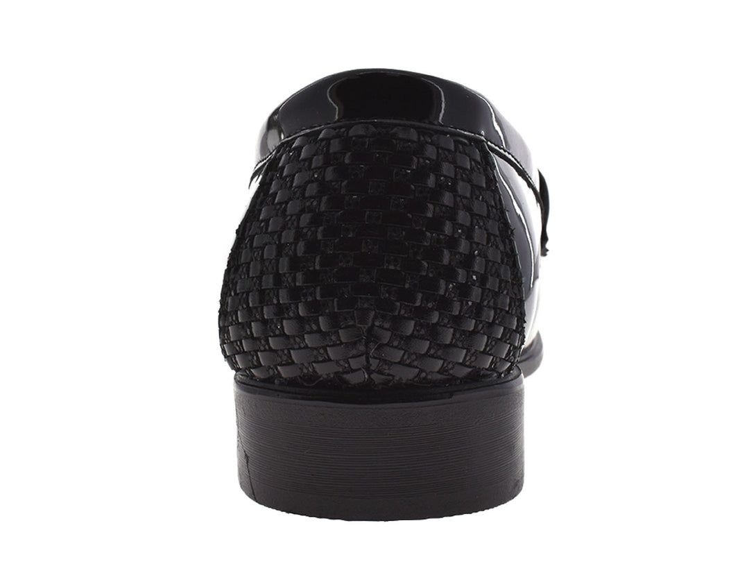 Par de zapatos mocasines color negro con acabado brillante y detalle tejido en la parte superior.