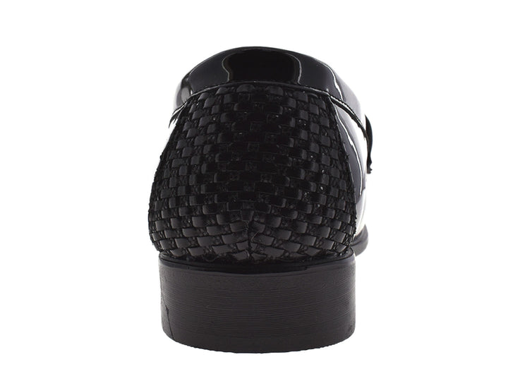 Par de zapatos mocasines color negro con acabado brillante y detalle tejido en la parte superior.