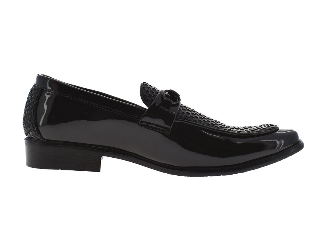 Par de zapatos mocasines color negro con acabado brillante y detalle tejido en la parte superior.