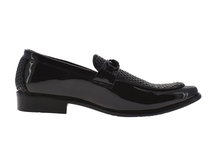 Par de zapatos mocasines color negro con acabado brillante y detalle tejido en la parte superior.