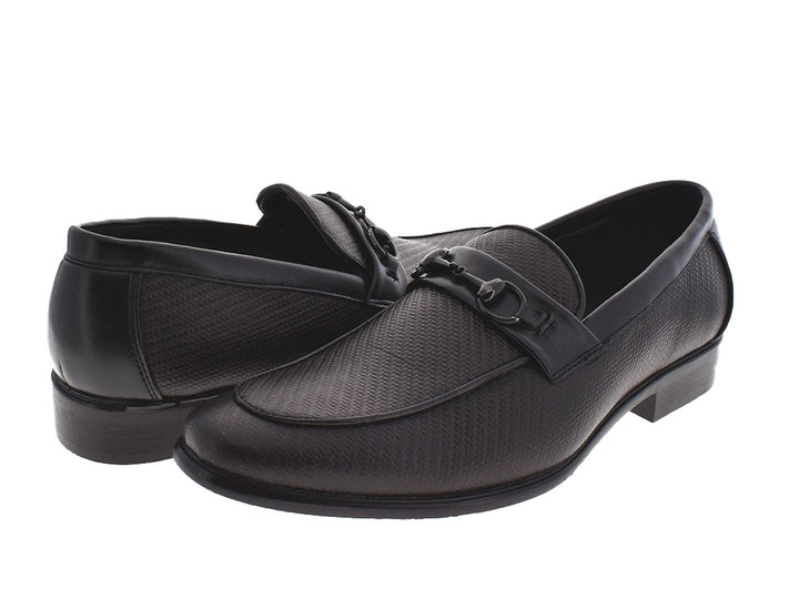 Par de zapatos mocasines color negro con textura y detalle de hebilla metálica.