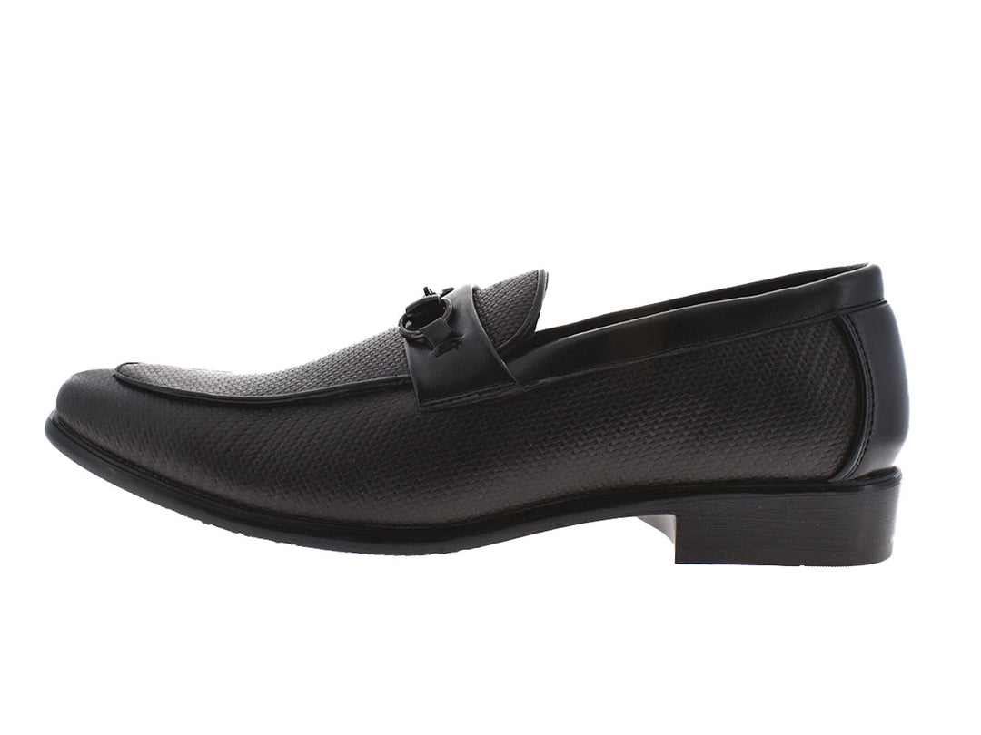 Par de zapatos mocasines color negro con textura y detalle de hebilla metálica.