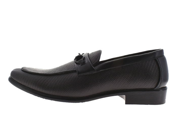 Par de zapatos mocasines color negro con textura y detalle de hebilla metálica.