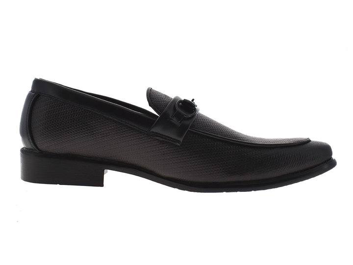 Par de zapatos mocasines color negro con textura y detalle de hebilla metálica.