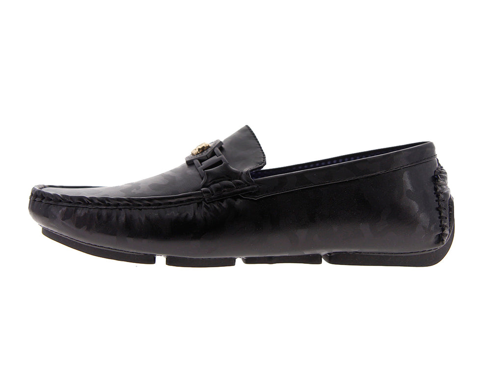 Par de mocasines negros con estampado de camuflaje y adorno dorado en el empeine.