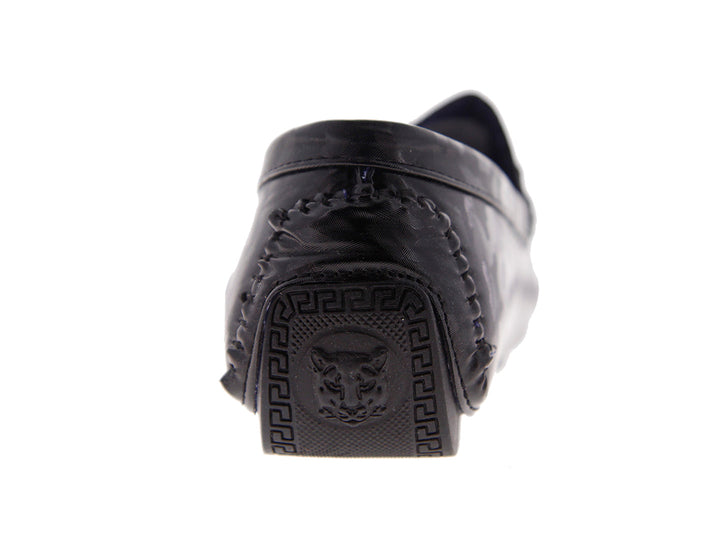 Par de mocasines negros con estampado de camuflaje y adorno dorado en el empeine.