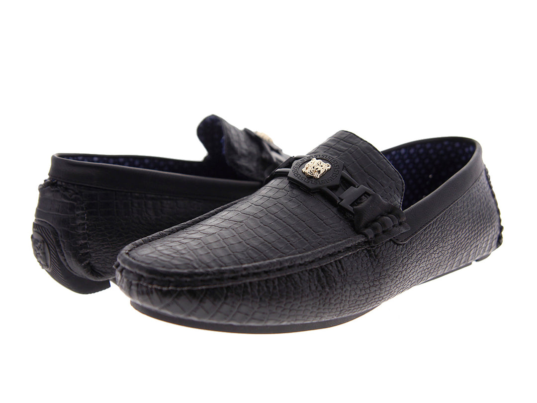 Zapatos mocasines negros con textura de piel de cocodrilo y detalle metálico en la parte superior.