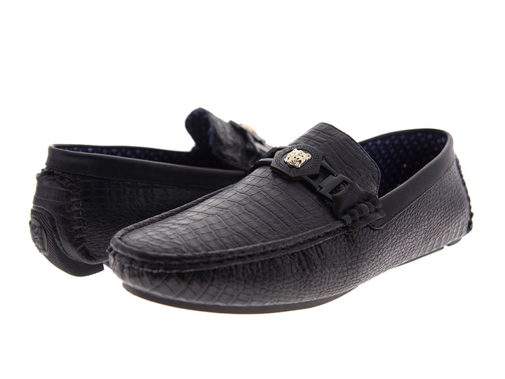 Zapatos mocasines negros con textura de piel de cocodrilo y detalle metálico en la parte superior.