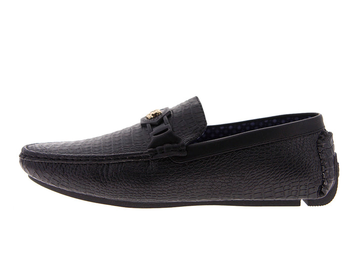 Zapatos mocasines negros con textura de piel de cocodrilo y detalle metálico en la parte superior.