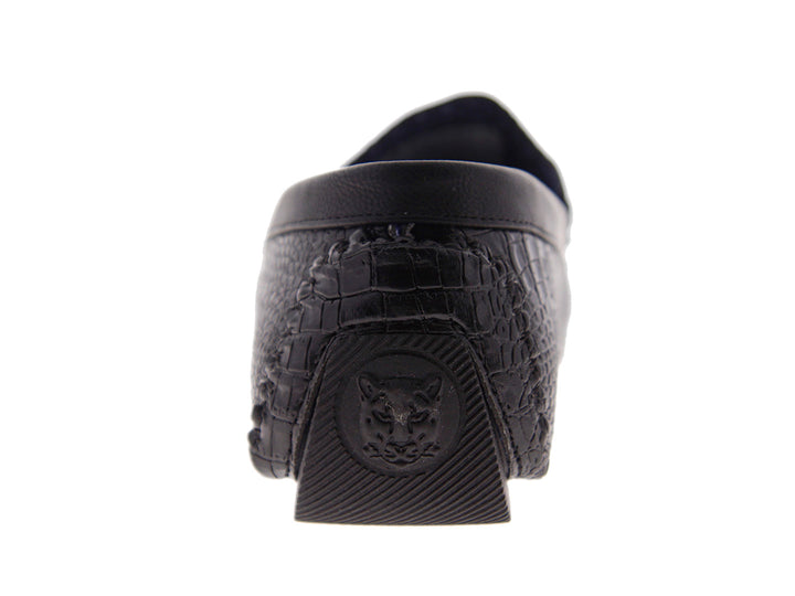 Zapatos mocasines negros con textura de piel de cocodrilo y detalle metálico en la parte superior.