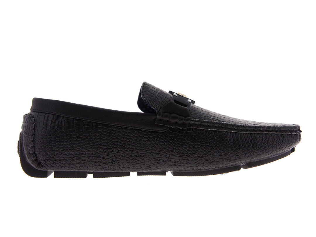 Zapatos mocasines negros con textura de piel de cocodrilo y detalle metálico en la parte superior.