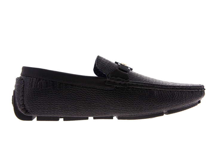 Zapatos mocasines negros con textura de piel de cocodrilo y detalle metálico en la parte superior.