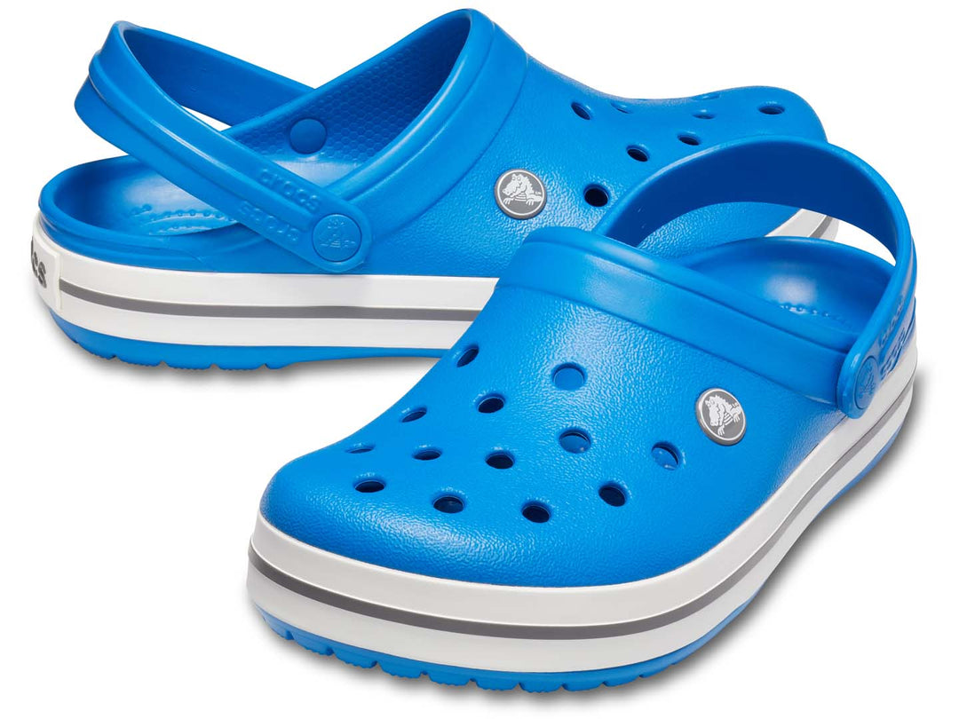 Zapatos Crocs Crocband color azul brillante con detalles blancos y grises en la suela para hombre.