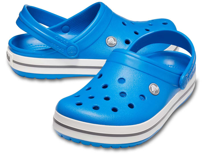 Zapatos Crocs Crocband color azul brillante con detalles blancos y grises en la suela para hombre.