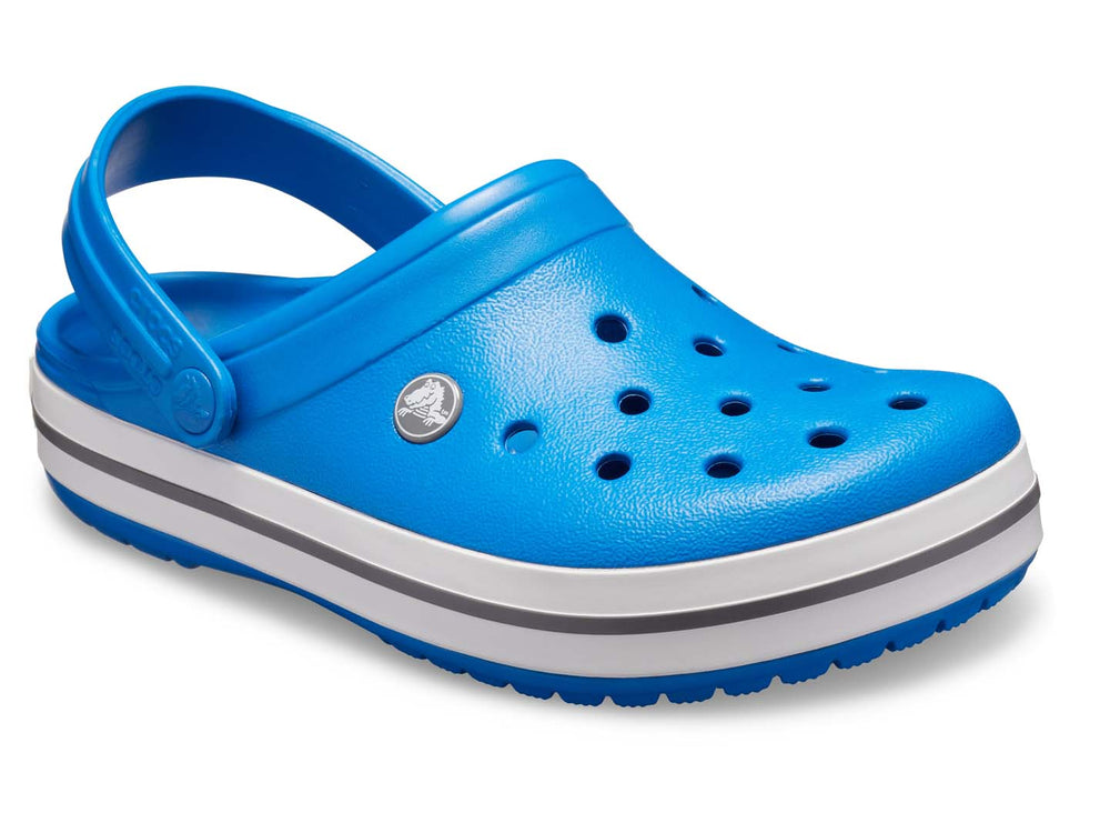 Zapatos Crocs Crocband color azul brillante con detalles blancos y grises en la suela para hombre.