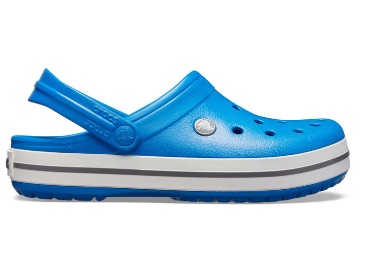 Zapatos Crocs Crocband color azul brillante con detalles blancos y grises en la suela para hombre.