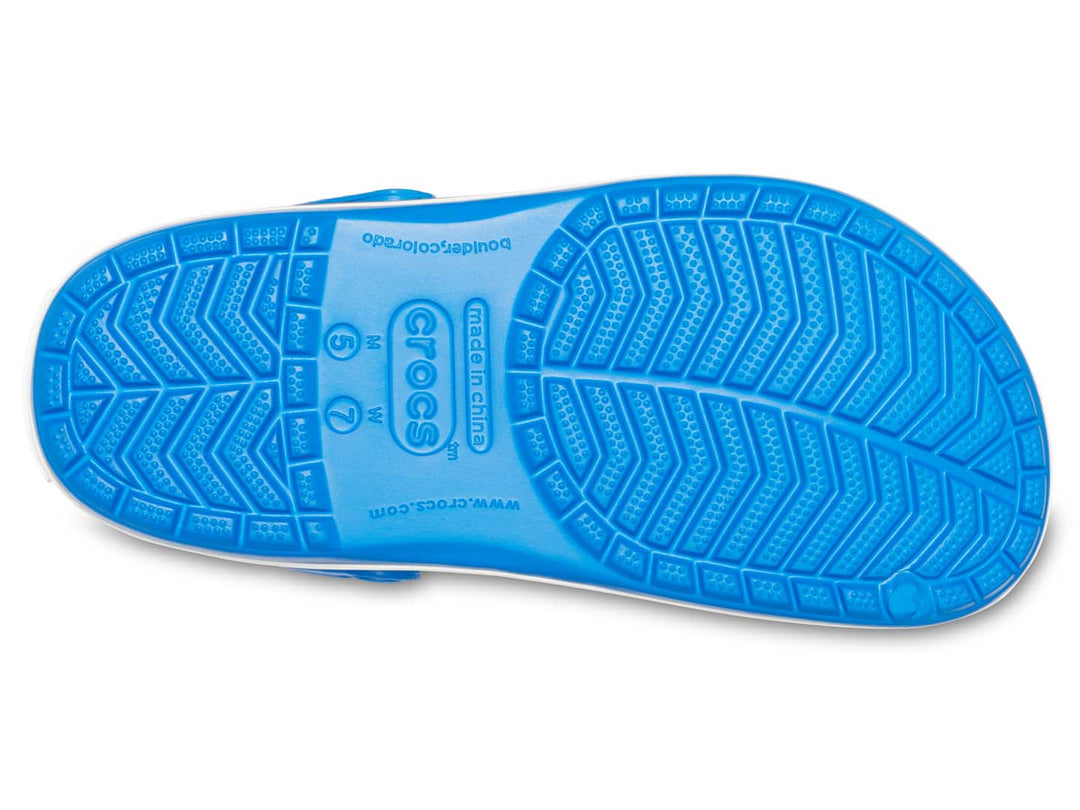 Zapatos Crocs Crocband color azul brillante con detalles blancos y grises en la suela para hombre.