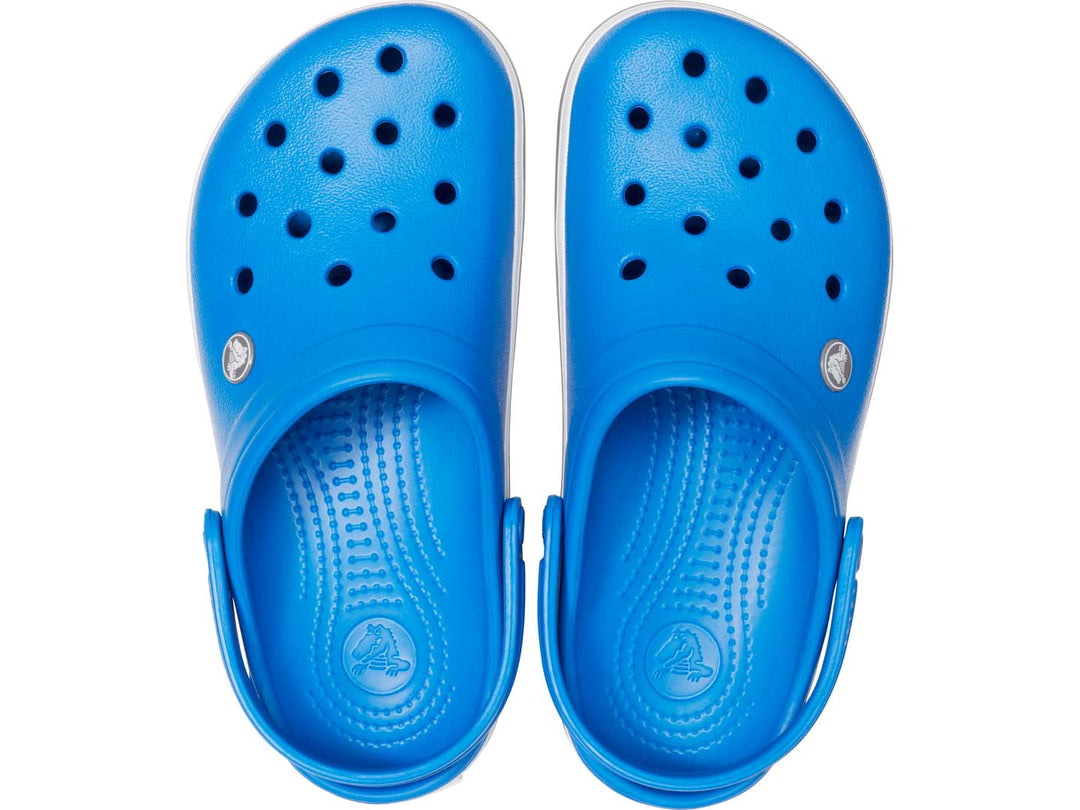 Zapatos Crocs Crocband color azul brillante con detalles blancos y grises en la suela para hombre.