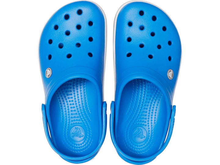 Zapatos Crocs Crocband color azul brillante con detalles blancos y grises en la suela para hombre.