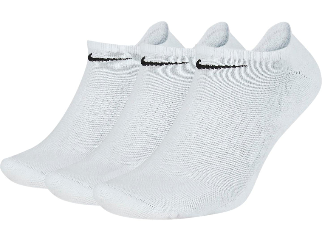 Tres calcetines Nike blancos con logotipo negro, estilo deportivo.