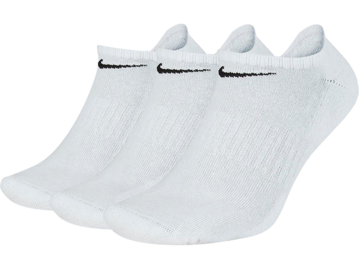 Tres calcetines Nike blancos con logotipo negro, estilo deportivo.