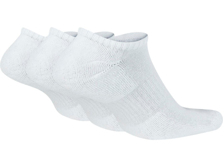 Tres calcetines Nike blancos con logotipo negro, estilo deportivo.