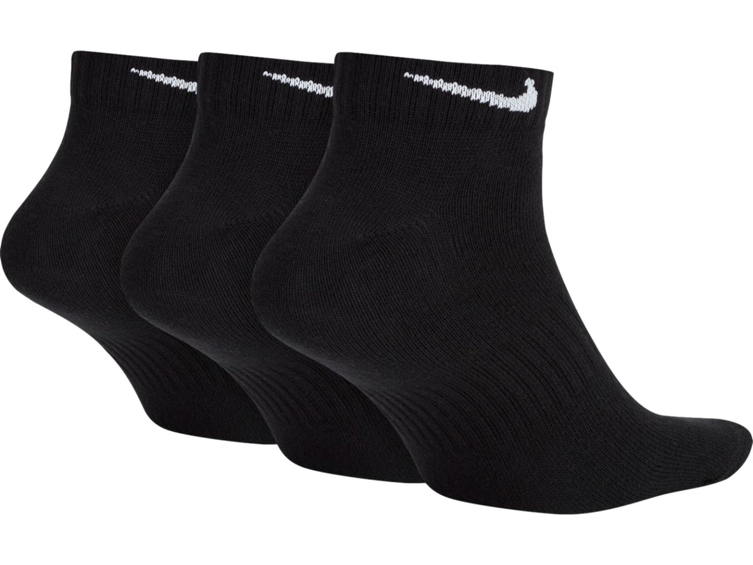 Pack de tres calcetines Nike Everyday Lightweight Low en color negro con logotipo blanco.