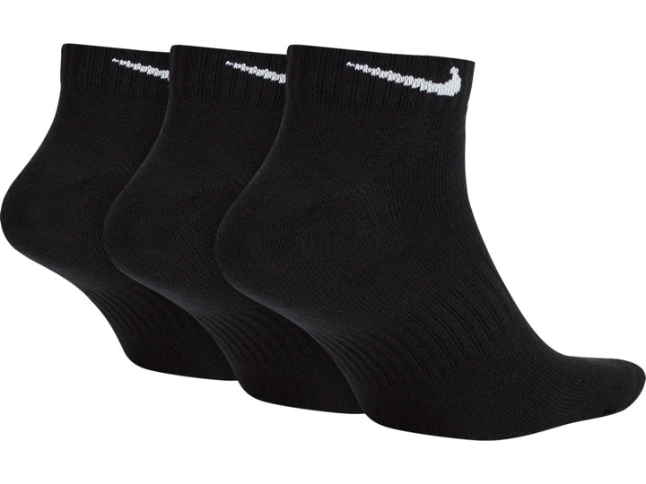 Pack de tres calcetines Nike Everyday Lightweight Low en color negro con logotipo blanco.