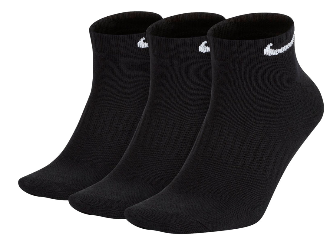 Pack de tres calcetines Nike Everyday Lightweight Low en color negro con logotipo blanco.