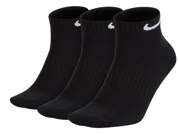 Pack de tres calcetines Nike Everyday Lightweight Low en color negro con logotipo blanco.