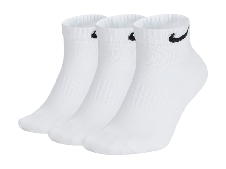 Paquete de tres calcetines cortos Nike de color blanco con logotipo negro.