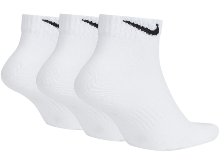 Paquete de tres calcetines cortos Nike de color blanco con logotipo negro.