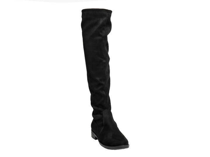 Bota alta de color negro con acabado mate y diseño ajustado hasta la rodilla.