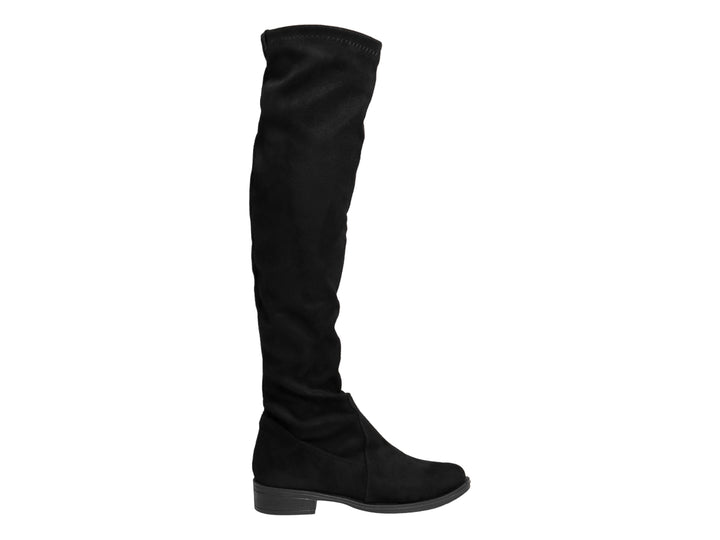 Bota alta de color negro con acabado mate y diseño ajustado hasta la rodilla.
