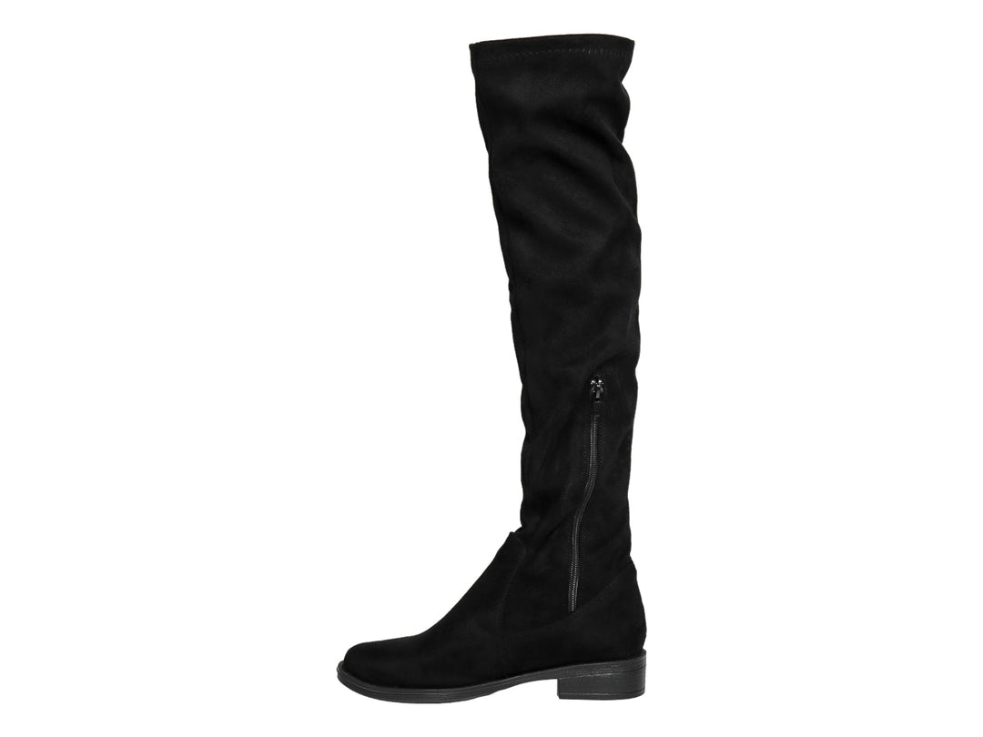 Bota alta de color negro con acabado mate y diseño ajustado hasta la rodilla.