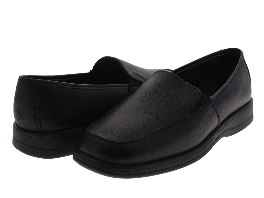 Par de zapatos planos de cuero color negro, estilo slip-on.