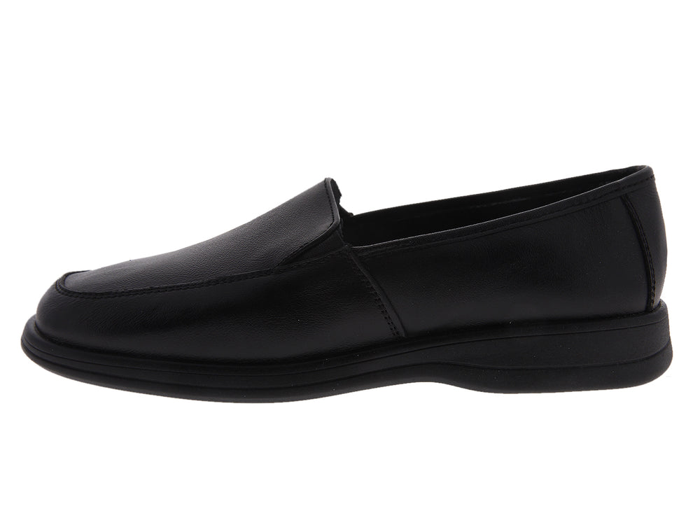 Par de zapatos planos de cuero color negro, estilo slip-on.