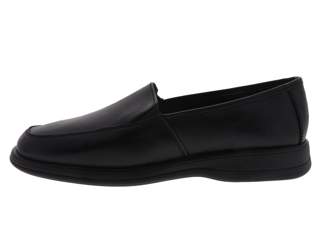 Par de zapatos planos de cuero color negro, estilo slip-on.