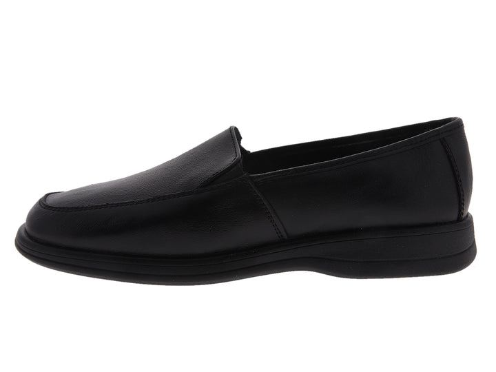 Par de zapatos planos de cuero color negro, estilo slip-on.