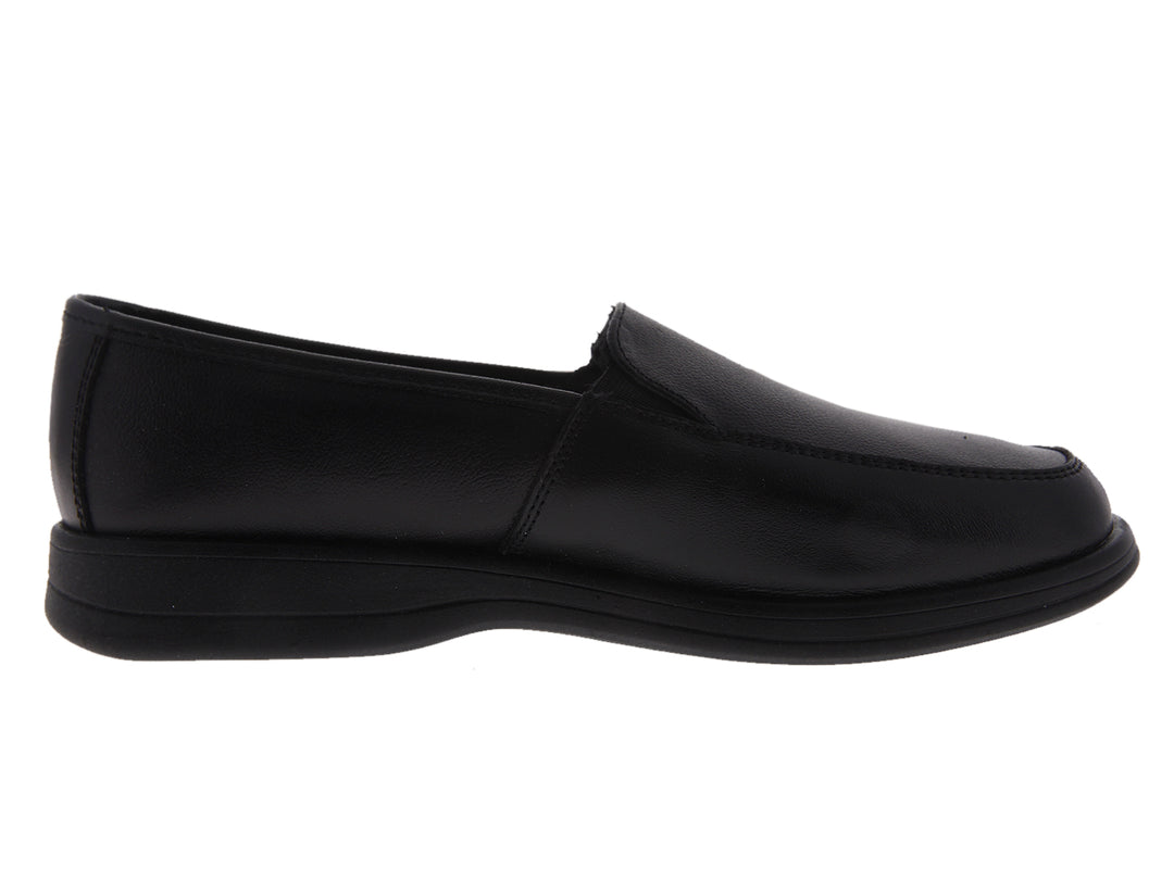 Par de zapatos planos de cuero color negro, estilo slip-on.