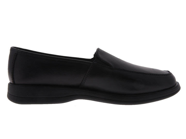 Par de zapatos planos de cuero color negro, estilo slip-on.
