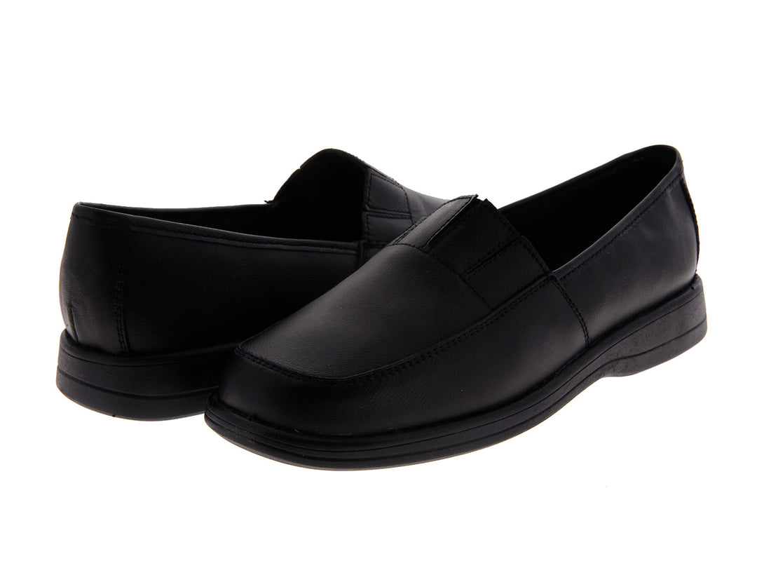 Par de zapatos planos tipo mocasín en piel color negro con acabado liso y suela cómoda.