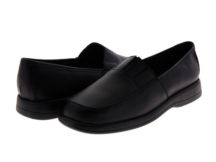 Par de zapatos planos tipo mocasín en piel color negro con acabado liso y suela cómoda.