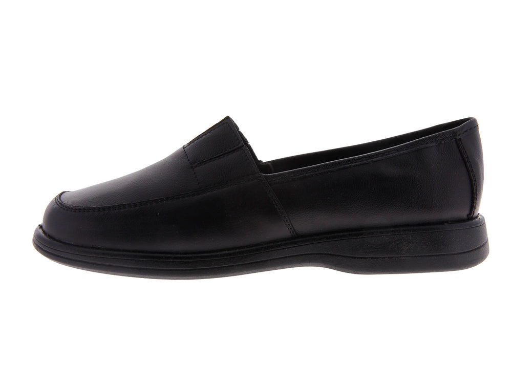 Par de zapatos planos tipo mocasín en piel color negro con acabado liso y suela cómoda.