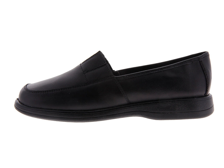 Par de zapatos planos tipo mocasín en piel color negro con acabado liso y suela cómoda.